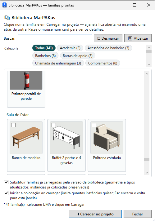 Janela Biblioteca MarPAKus dentro do Revit: busca, filtro por categoria com 141 famílias e cards com miniatura de banco de madeira, buffet, poltrona estofada e extintor, com o botão Carregar no projeto